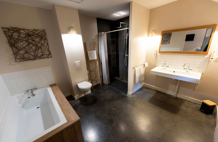 The cocoon suite's gorgeous bathroom at Domaine de Fresnoy B&B