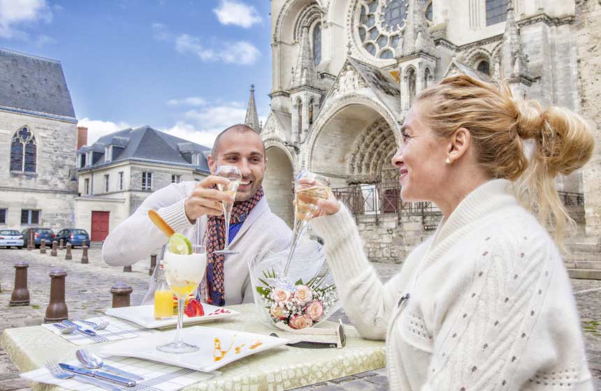 To enjoy a romantic drink together with the most amazing view of Laon’s Notre Dame cathedral, stop at the ‘Parvis’ restaurant on Laon cathedral’s square