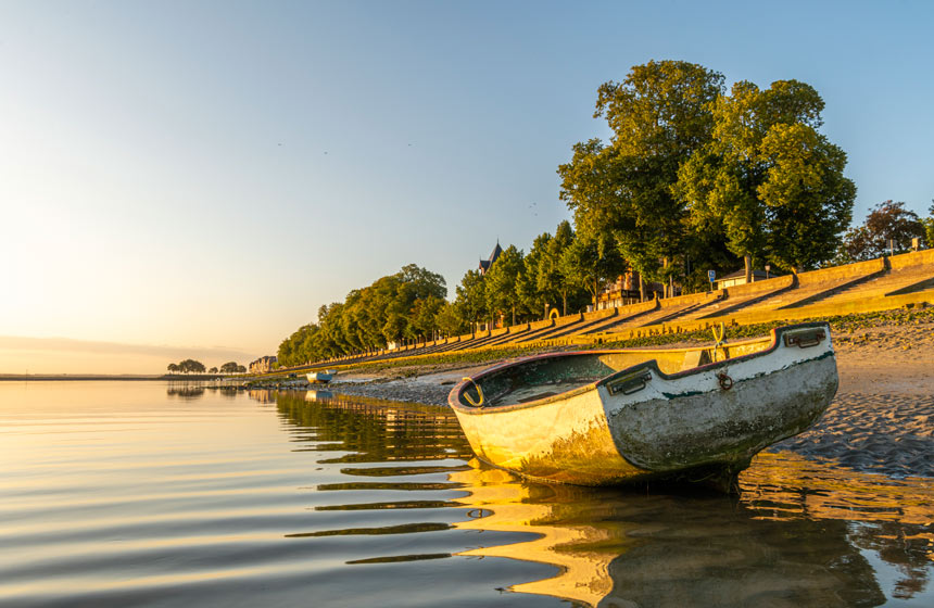 The tranquil waters of the Somme bay are within easy reach of your hotel near Abbeville, France